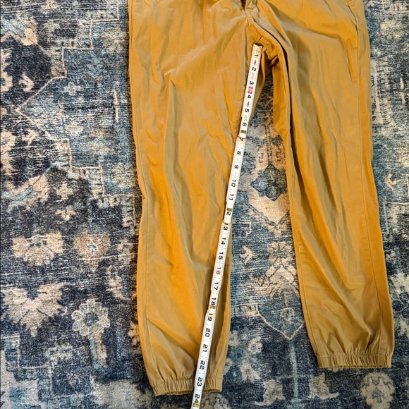 Levi's Tan Jogger Pants. 97% cotton 3% elastane. Size 26 - Picture 5 of 8
